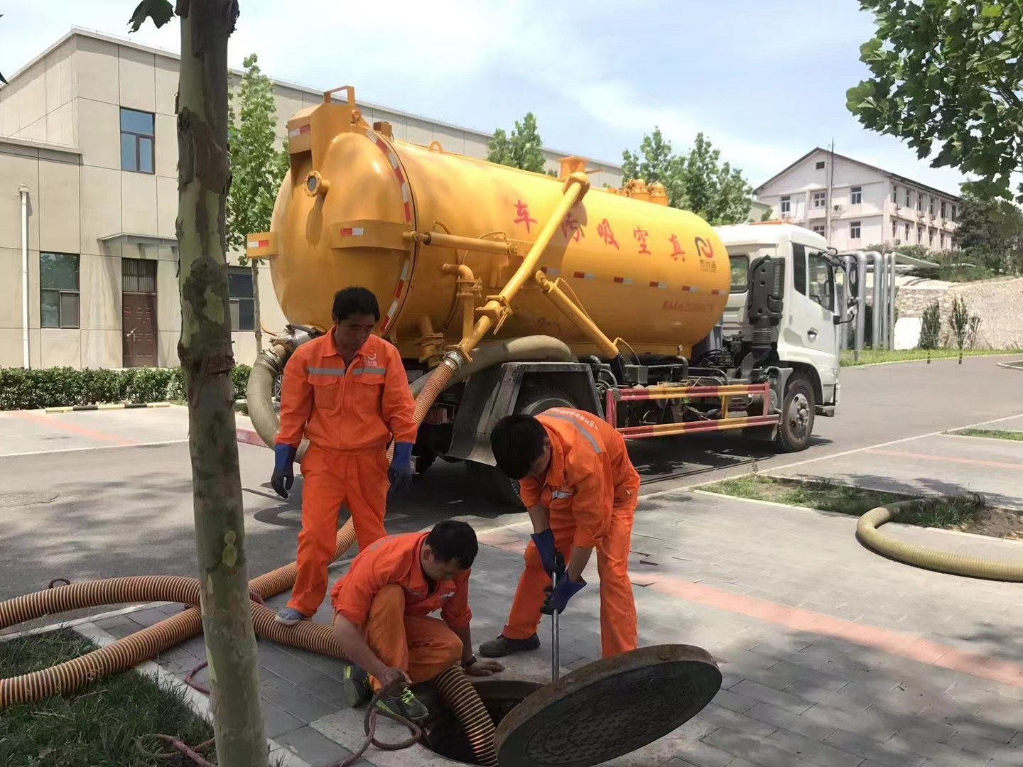 站前管道疏通车停在窨井附近