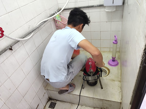 站前管道堵塞冒臭气 专业师傅现场解决问题