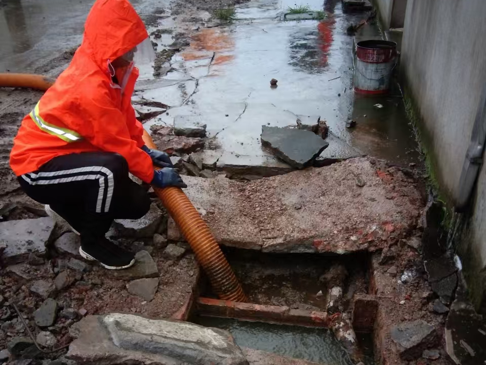 站前专业清理污水池 炜誉市政以规范流程守护城市 “肠道”