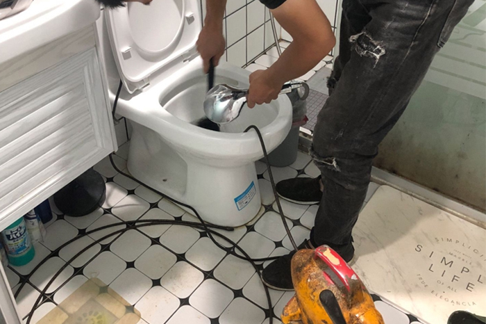 站前马桶堵塞自己疏通还是找师傅?专业上门服务让你省时更省心