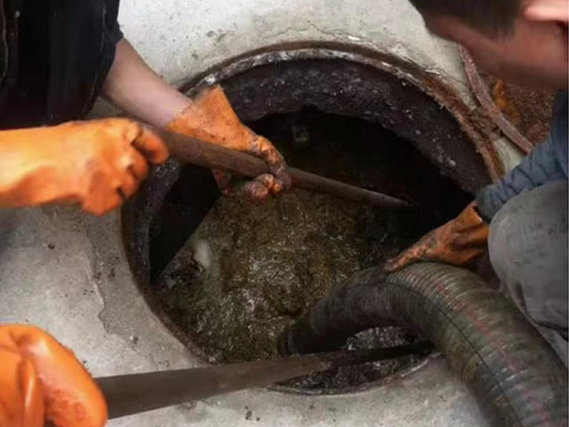 站前清理化粪池时如何避免沼气的危害?